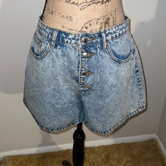Light Ash Wash Denim Forever 21 Button Up Shorts - Picture 1 of 7